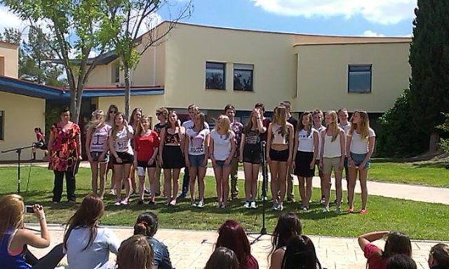  Girls singing 